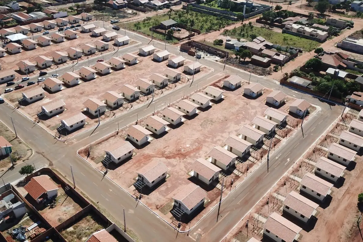 Vista aérea de conjunto habitacional com ruas pavimentadas executado pela Trento
