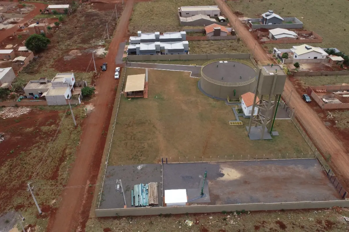Vista aérea de unidade de tratamento e reservação de água