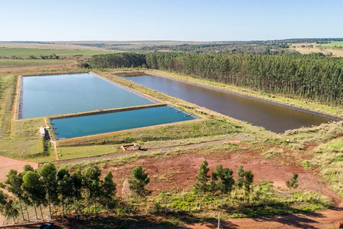 Lagoas de estabilização de estação de tratamento de esgoto