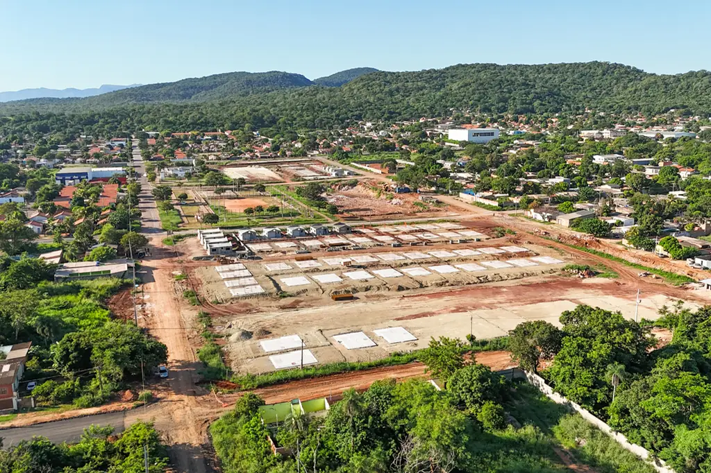 Vista aérea de loteamento com infraestrutura urbana em execução