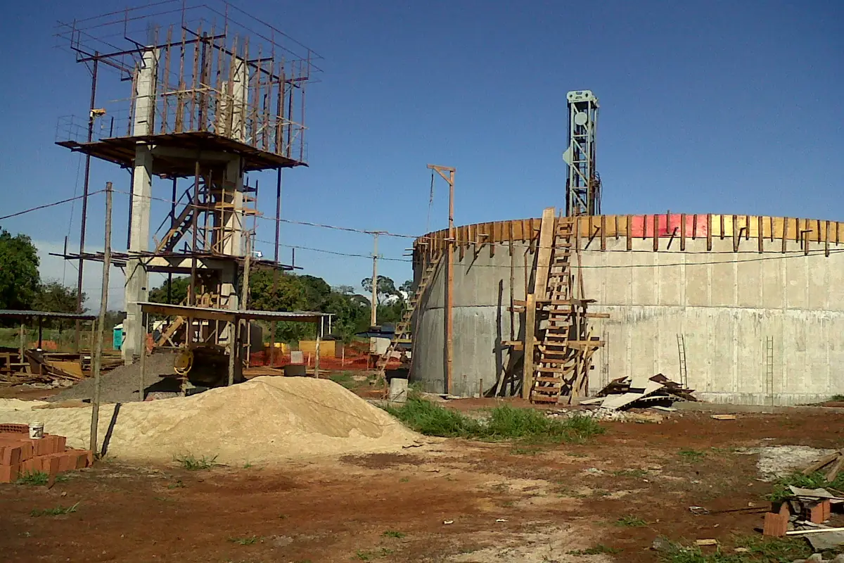 Reservatório de água em construção para a SANESUL em Dourados, MS