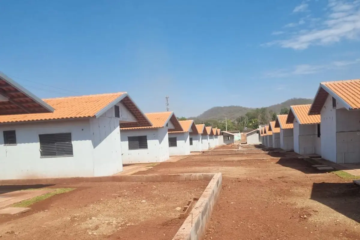 Rua com unidades habitacionais concluídas em Corumbá, MS